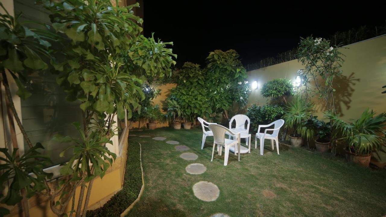 Four Squares Karachi Panzió Kültér fotó